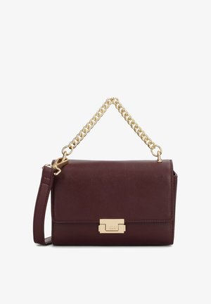 Bordošs mākslīgās ādas rokassomas ar zelta ķēdes siksnu, taisnstūra formu, atloku aizdari un zelta metāla akcentu.