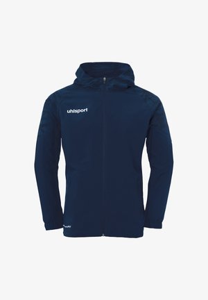 Veste coupe-vent bleu marine en matériau synthétique avec fermeture éclair à l'avant, capuche réglable et poignets élastiques ; présente un logo sur la poitrine.