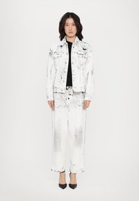 MOSCHINO LAUREL CROWN EMBLEM - Wide leg - fantasia bianco