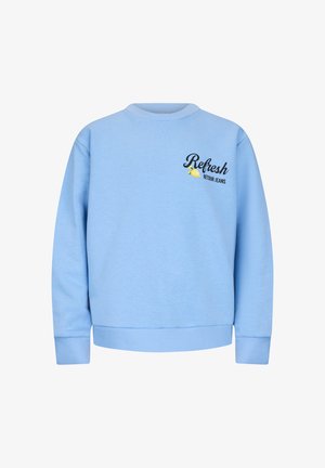 Jasnoniebieska bluza z okrągłym dekoltem z napisem "Refresh Retour Jeans" i małą grafiką cytryny na górnej lewej części klatki piersiowej.