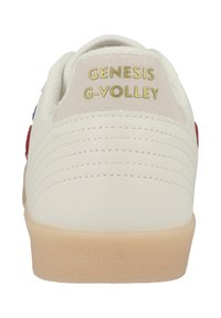 Bílé kožené retro tenisky s světle hnědou gumovou podrážkou, které mají semišový pásek na patě a zlaté logo "GENESIS G-VOLLEY".