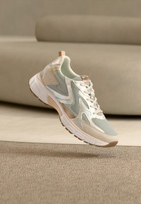 Αθλητικά παπούτσια με ανοιχτό μπεζ και μέντας χρώματα, με επάνω μέρος από δίχτυ, σουέτ λεπτομέρειες και λευκή ενισχυμένη σόλα.