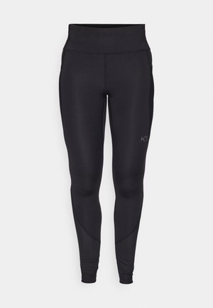 Fekete sport leggings rugalmas anyagból, magas derékrezettel és diszkrét oldalsó varratokkal. Logó a lábszár alsó részén.