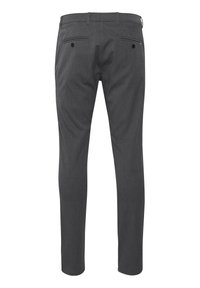 Slim fit hlače od tamnosivog materijala, koje imaju glatku teksturu, dva stražnja džepa sa dugmadima i čistu konstrukciju pojasa.