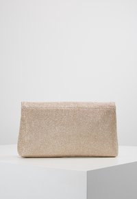 Metalická zlatá kabelka se strukturovanou textilií, jednoduchého obdélníkového tvaru a elegantním zipovým uzavřením. Vhodná na formální příležitosti.