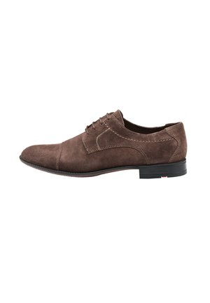 Scarpa da uomo in suede marrone con un design elegante, punta arrotondata, allacciatura frontale, cuciture a contrasto e tacco in gomma nera basso.