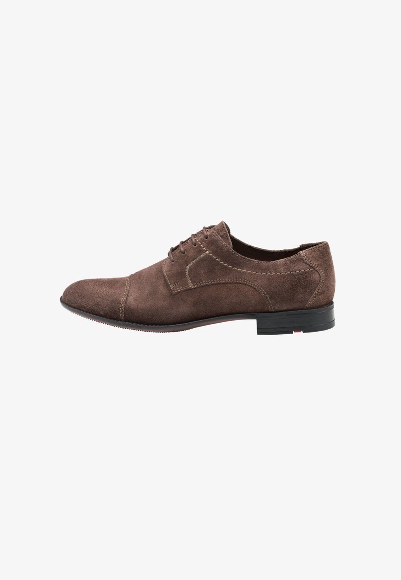 Chaussure de ville en daim marron avec un design épuré, bout arrondi, fermeture à lacets à l'avant, coutures contrastées et un faible talon en caoutchouc noir.