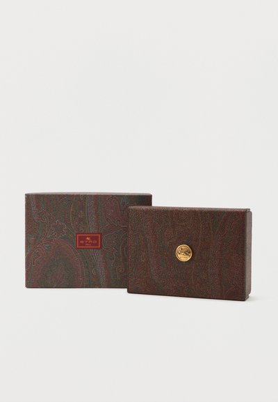 Brown paisley-patterned wallet with gold circular emblem next to matching rectangular box with Etro logo on a white background.