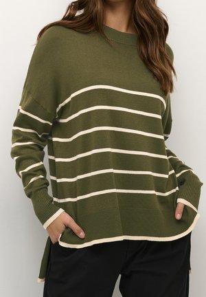 Pull olive à rayures horizontales crème, avec des poignets et un ourlet côtelés. Présente une coupe ample avec des fentes sur les côtés et un col rond.