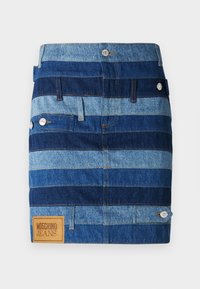 Denim mini svārki ar horizontālām zilu un gaiši zilu svītrām, ar sudraba pogu aparatūru un brūnu logotipa piegriezumu apakšmalā.