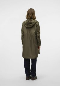 Giacca impermeabile verde oliva con cappuccio, maniche lunghe e vita con cintura. Tessuto liscio con un design funzionale sul retro e tasche laterali.