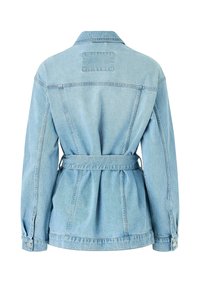 Lichtblauwe spijkerjasje met lange mouwen, taille met ceintuur, knoopmanchetten en een gestikte rechthoekige patch op de bovenrug.