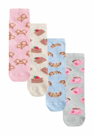 Cztery kolorowe skarpetki z motywami jedzenia: różowa z preclami, kremowa z naleśnikami i truskawkami, niebieska z rogalikami oraz szara z różowymi filiżankami kawy.