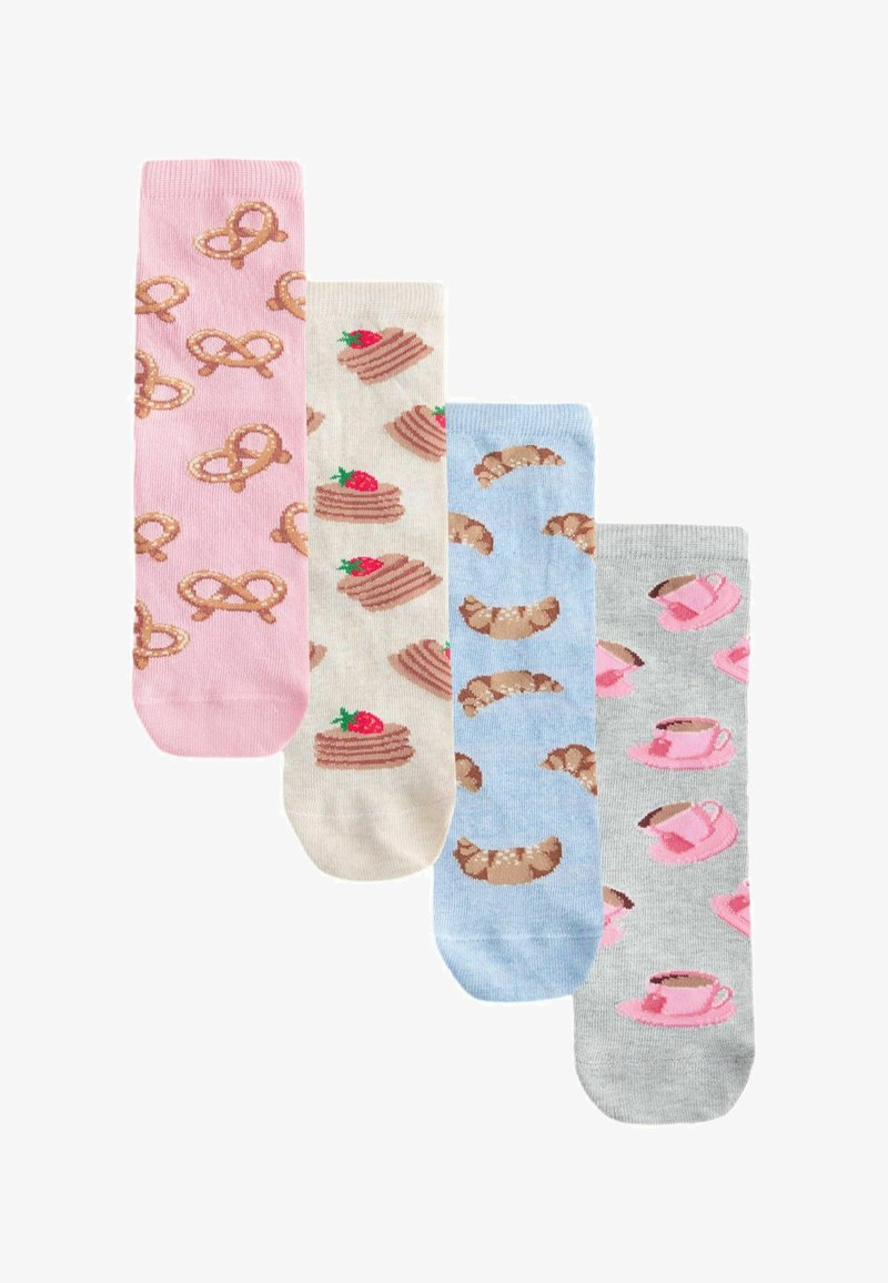 Quatre chaussettes colorées avec des motifs alimentaires : rose avec des bretzels, crème avec des pancakes et fraises, bleu avec des croissants, et gris avec des tasses de café roses.