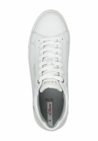 Weiße Sneaker mit einem glatten Lederoberteil, runder Zehenpartie und weißen Schnürsenkeln. Mit grauem Futter und goldfarbenem Markenlogo an der Seite. Größe 42.