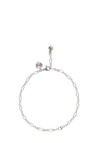 Hopeaketju, jossa on pitkänomaisia linkkejä, teksturoitu pyöreä riipus ja säädettävä lukko. Heijastaa minimalistista muotoilua kiillotetulla pinnalla.