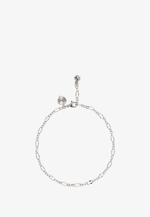 Zilveren kettingarmband met verlengde schakel, gematteerde ronde bedel en verstelbare sluiting. Reflecteert een minimalistisch ontwerp met een gepolijste afwerking.