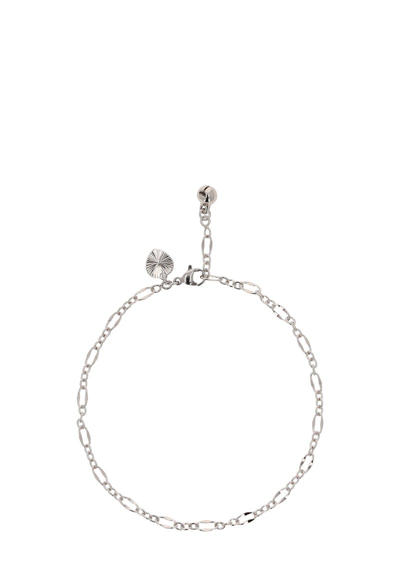 Hopeaketju, jossa on pitkänomaisia linkkejä, teksturoitu pyöreä riipus ja säädettävä lukko. Heijastaa minimalistista muotoilua kiillotetulla pinnalla.
