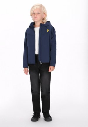 Marineblå hættetrøje med gult logo, lynlås foran, to brystlommer; parret med sorte bukser og sorte sneakers, båret af et barn.