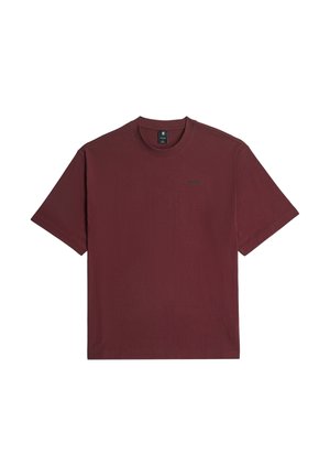 Camiseta de algodón color burdeos con cuello redondo, mangas cortas y un logo sutil en el frente. Textura suave y ajustada clásica.