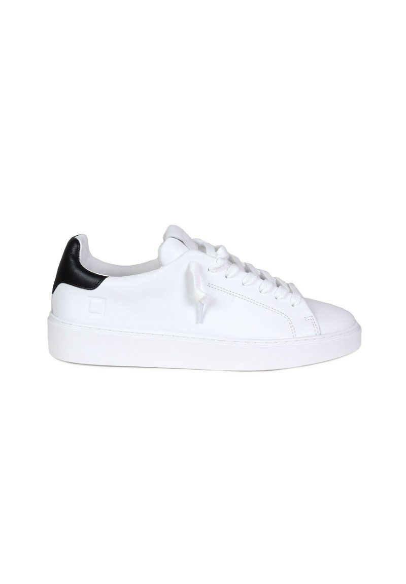Sneaker in pelle bianca con un design elegante e arrotondato. Accento nero sul tallone, suola bianca piatta e chiusura tradizionale con lacci.