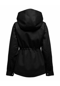 Chaqueta negra con capucha y cordón ajustable en la cintura, mangas largas con puños de botón a presión, vista desde atrás sobre un fondo blanco.