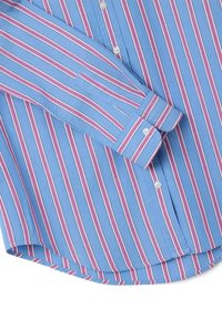 Camisa de manga larga azul claro con rayas verticales en rosa y blanco, con un dobladillo curvado y botones blancos en el frente.