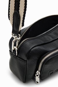 Schwarze Leder-Umhängetasche mit zwei Reißverschlussfächern, strukturierten Oberflächen und einem kontrastierenden Riemen mit Streifenmuster und Logodetail.