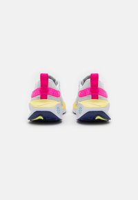 Nike Performance REACTX INFINITY  - Pantofi de alergare pe asfalt - photon dust/deep royal blue/white/saturn gold/fierce pink/aquarius blue