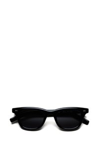 Mustat muovisen aurinkolasit, joissa on retro kissamainen muoto, tummat linssit ja hoikat sankat. Kehyksissä on pieniä metallikoristeita.