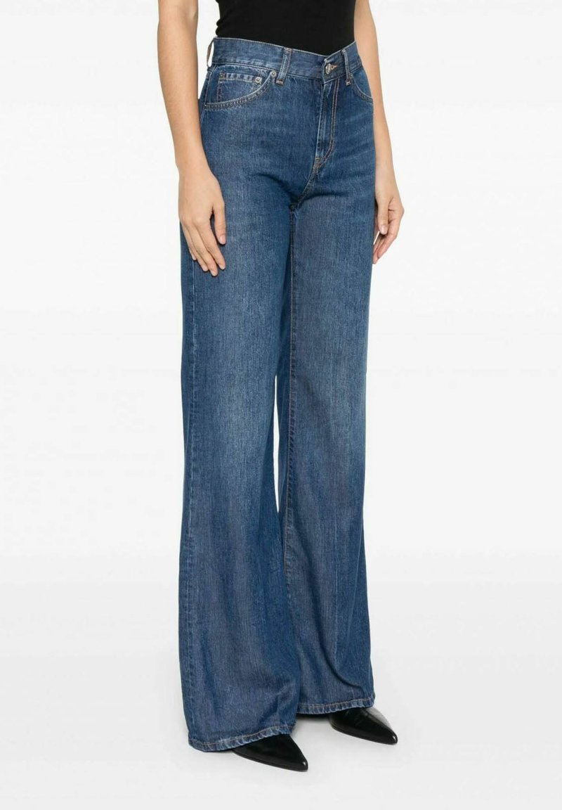 Jeans a vita alta e gamba larga in denim blu scuro. Presentano tasche ampie, chiusura con zip e cuciture tono su tono. Svasate all'orlo con un completamento pulito.