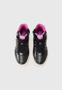Czarne skórzane sneakersy za kostkę z różowymi i fioletowymi akcentami, wyposażone w sznurówki, perforowane detale i białą gumową podeszwę.