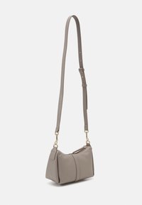 Malá šedá kabelka vyrobená z měkkého materiálu, s zipovým uzávěrem, dvěma horními držadly a nastavitelným popruhem. Akcenty zlaté barvy.
