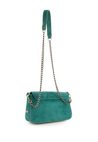 Teal suede håndtaske med en kædetræk og en blød, tekstureret finish. Har en klaplukning og guldfarvede hardware detaljer.