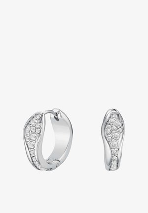 Zilveren oorringen met ronde ontwerpen, voorzien van een rij van meerdere heldere stenen aan de voorkant voor versiering en textuur.