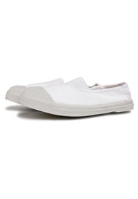 Baskets slip-on blanches en toile avec une semelle en caoutchouc texturée, un bout arrondi et des panneaux élastiques pour un enfilage et un retrait faciles. Surface lisse avec un minimum de détails.