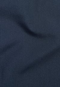 Mørk marineblåt stof med en glat tekstur og subtilt vævemønster, let krøllet. Materialet synes at være let og holdbart.