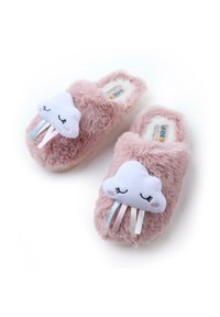 Pantofole rosa fluffy con un design a nuvola, caratterizzate da occhi ricamati e dettagli di nastri colorati. Materiale morbido e stile slip-on.