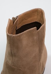 Esprit Botines de cuña - beige