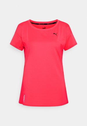 Jasnoróżowa sportowa koszulka z krótkim rękawem, okrągłym dekoltem i małym czarnym logo Puma po lewej górnej stronie.