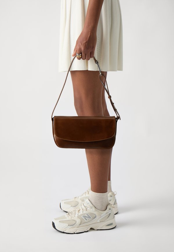 DEIA - Handbag - walnut