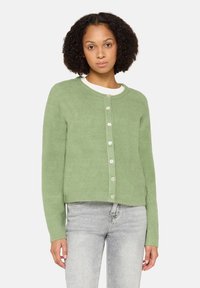 Zielony dziany kardigan z okrągłym dekoltem, zapinany na guziki z przodu i z prążkowanymi mankietami. Miękka faktura, krótki krój i delikatny połysk.