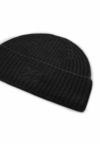 Bonnet en tricot noir avec une texture côtelée et un revers, présentant un discret motif de fleur brodé noir à l'avant.