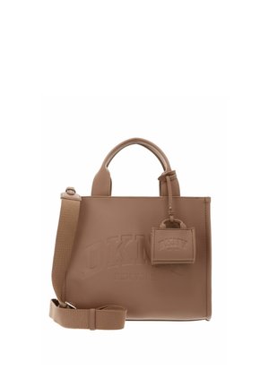 Sac à main DKNY marron avec poignées supérieures, bandoulière réglable et petite pochette attachée embossée du nom de la marque.