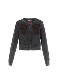 Cardigan gri închis, realizat dintr-un material texturat, având un design mare defundal maro pe partea din față și închidere cu butoane aurii.