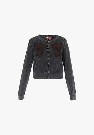 Dunkelgrauer Cardigan aus strukturiertem Stoff, mit einem großen braunen Schleifenmuster auf der Vorderseite und goldenen Knopfverschlüssen.