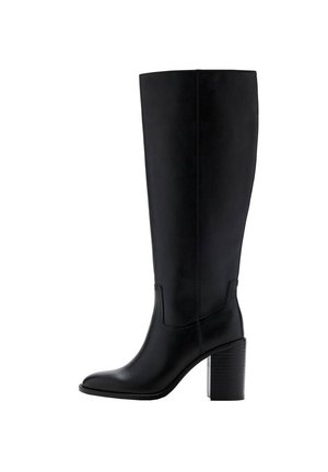 Botte en cuir noire montant jusqu'au genou avec un talon bloc et un bout arrondi, vue de côté sur fond blanc.