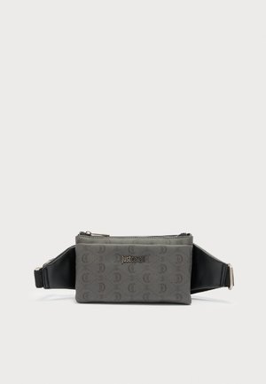 Siva pravokotna torbica za pas Just Cavalli z vzorcem ponavljajočega se logotipa in črnimi nastavljivimi trakovi na obeh straneh.