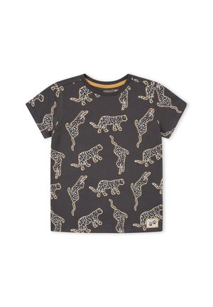 Camiseta de manga corta para niño pequeño en gris oscuro con contornos de leopardo en blanco y negro por toda la prenda y un pequeño parche con una huella cerca del dobladillo.
