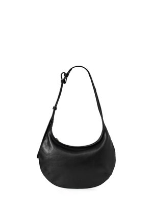 Czarna skórzana torebka na ramię w kształcie półksiężyca z regulowanym paskiem i zamkiem błyskawicznym.